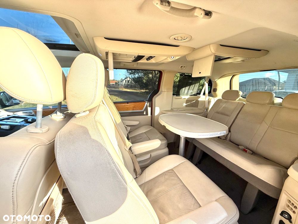 Chrysler Town & Country - 19