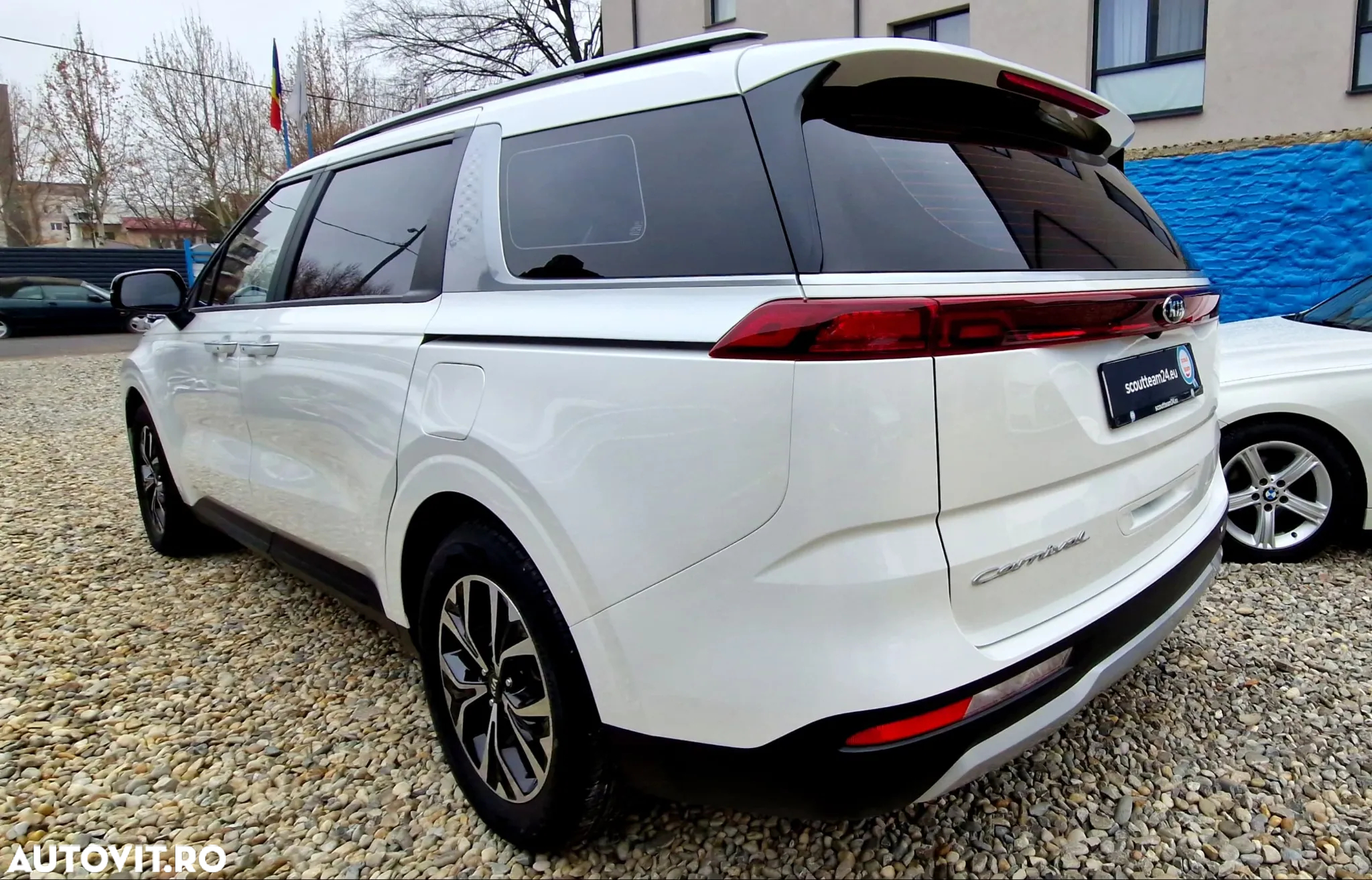 Kia Carnival - 3