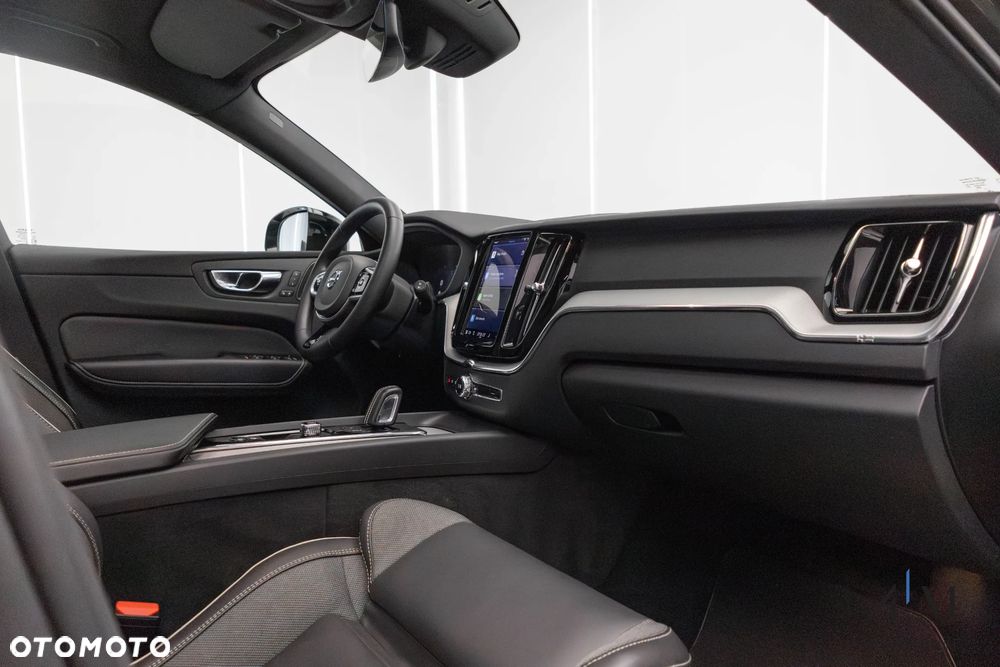 Volvo XC 60 B5 D AWD Ultimate Dark - 20