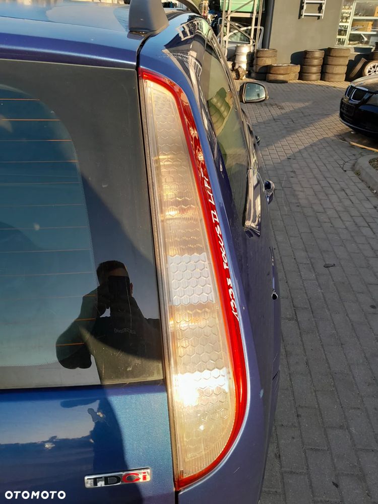 FORD FOCUS MK2 LIFT KOMBI LAMPA TYLNA PRAWA W BŁOTNIK - 1