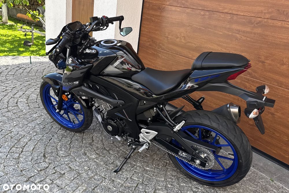 Suzuki GSX - 16
