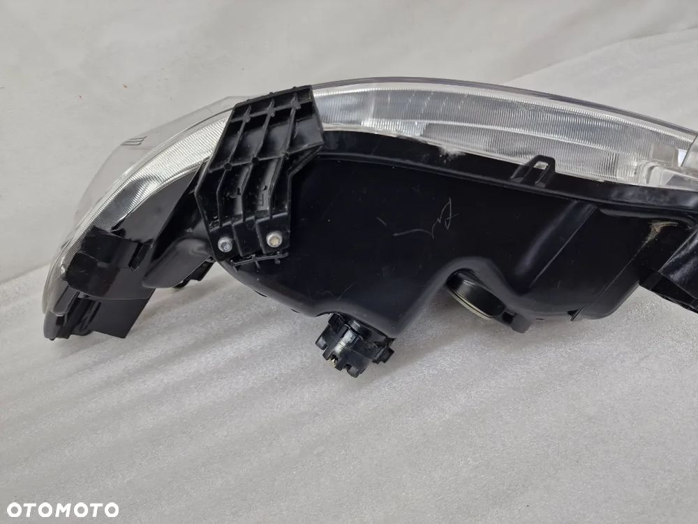 TOYOTA COROLLA E15 LIFT 10- PRAWA LAMPA PRZEDNIA PRZÓD  NR AUKCJI LL59 - 10