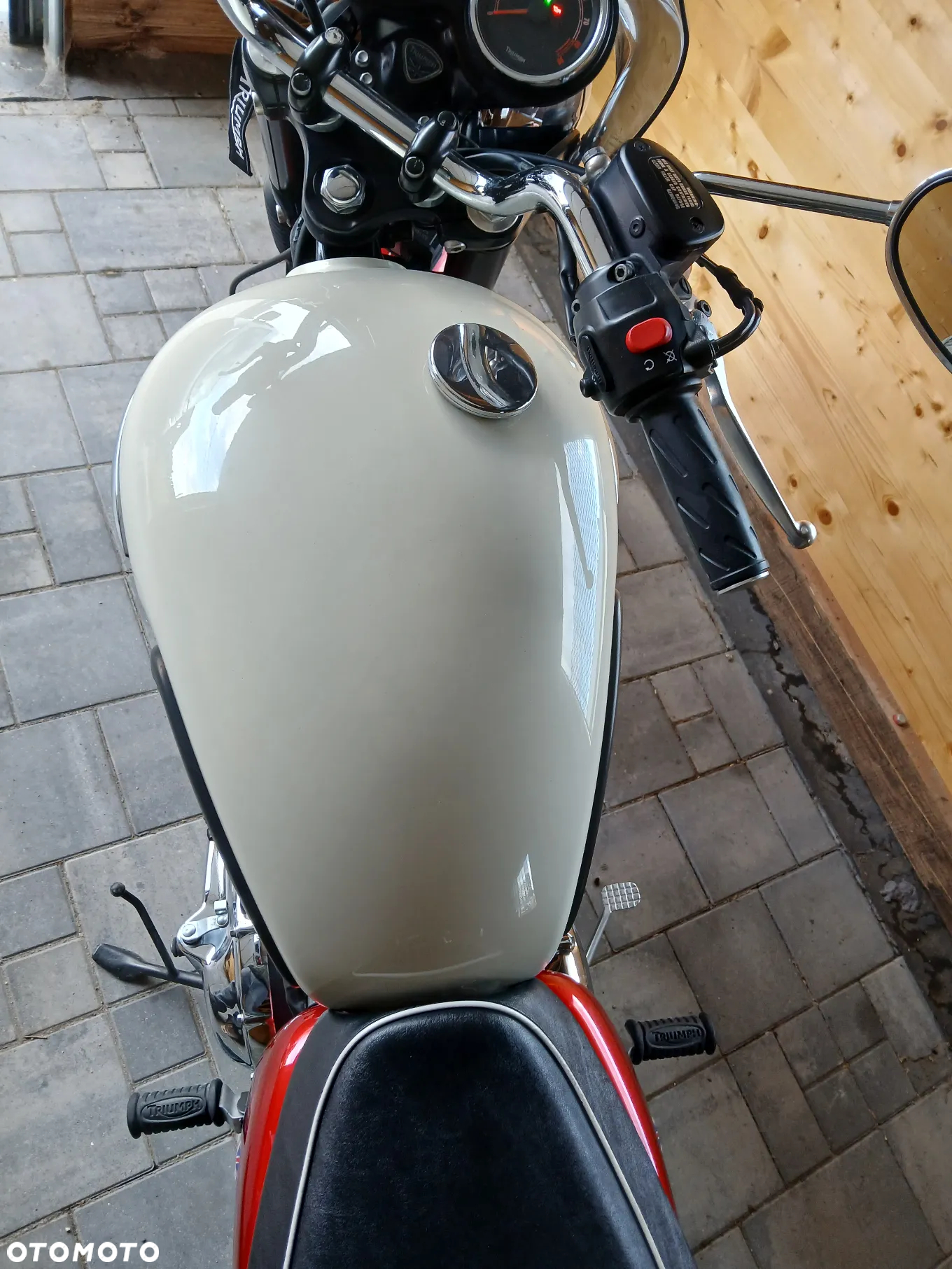 Triumph Bonneville - 16