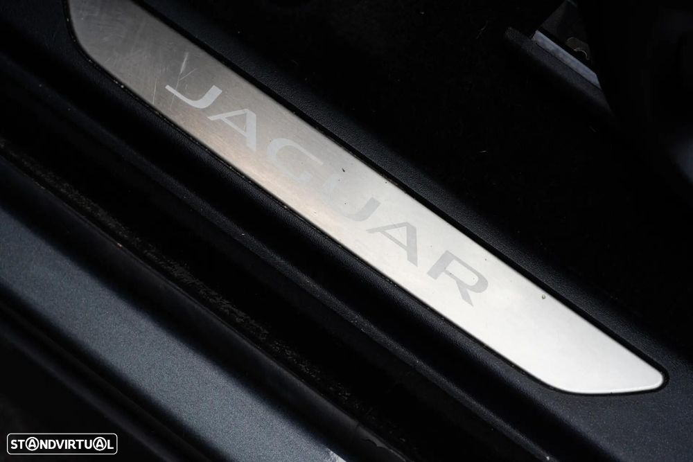 Jaguar E-Pace 2.0 i4D SE - 44