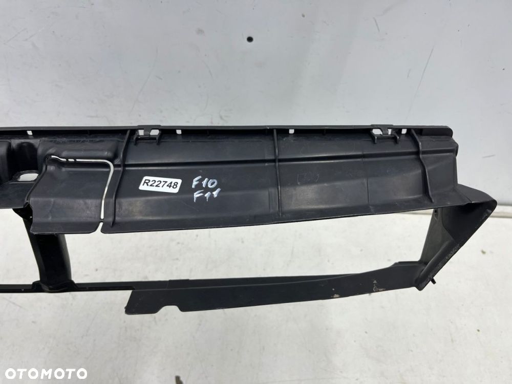 Osłona chłodnicy BMW 5 F10 F11 10-17r. dolna kierownica powietrza nakladka pasa przedniego - 4