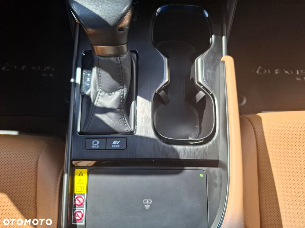 Lexus ES 300h Business Edition - 34