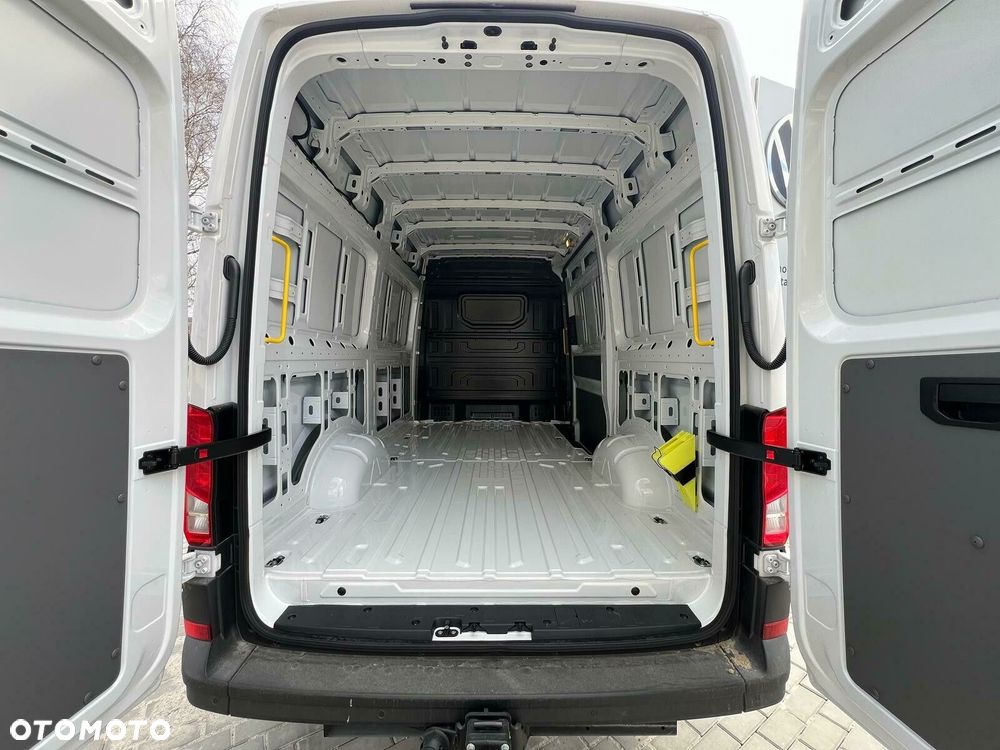 Volkswagen Crafter 35 Furgon, silnik: 2,0 l  130 kW, skrzynia biegów: napęd 4MOTION, automatyczna 8-biegowa rozstaw osi: 3640 mm - 4