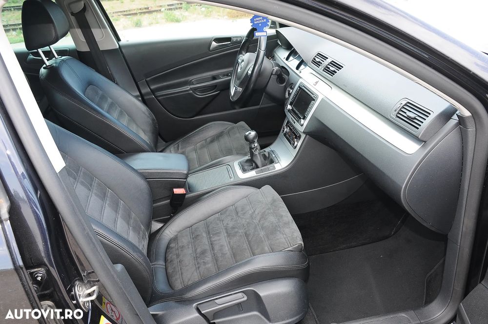 Volkswagen Passat Variant 2.0 TDI Blue TDI Highline - 13