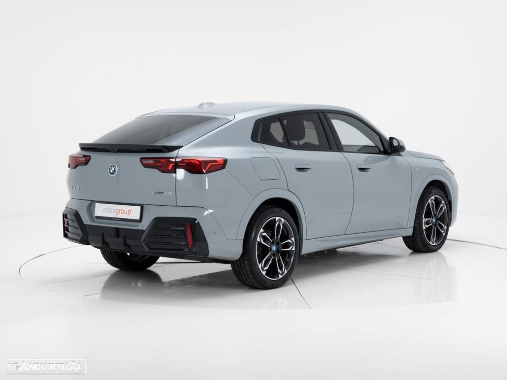 BMW iX2 eDrive20 Pack Desportivo M - 4