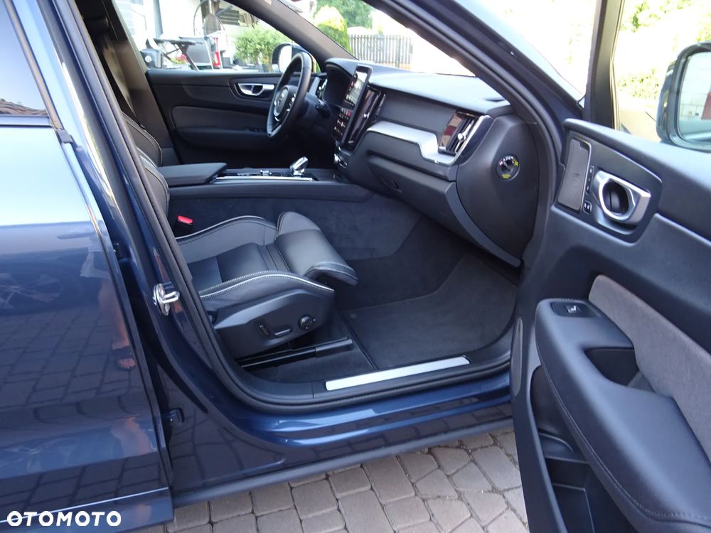 Volvo XC 60 B5 B AWD Plus Black Edition - 19