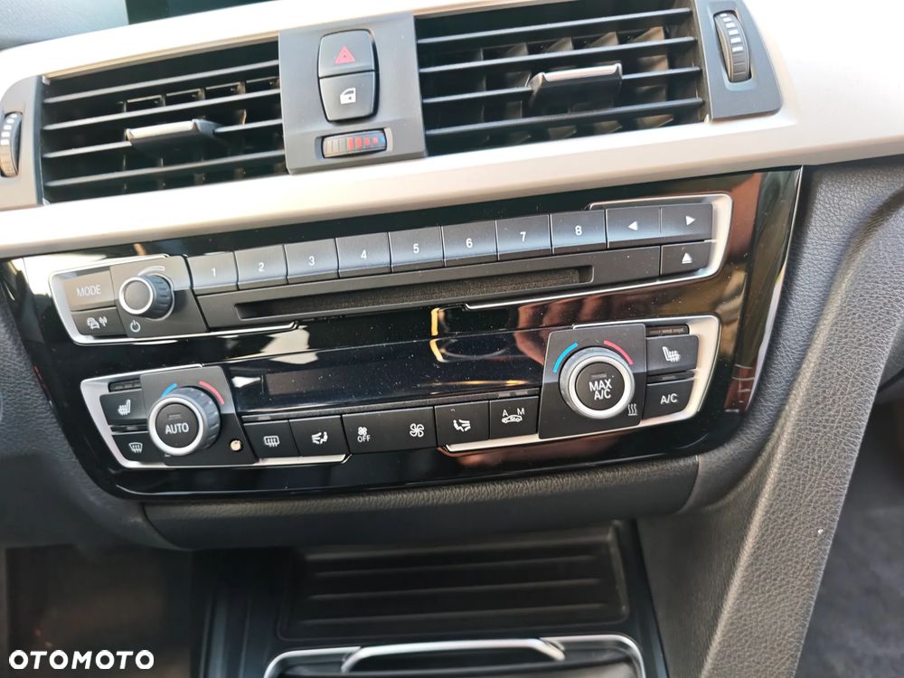 BMW Seria 3 330d Touring Sport Line - 12