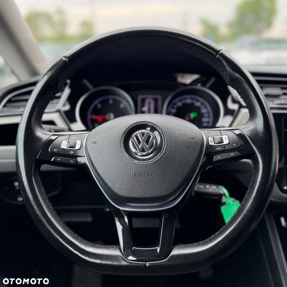 Volkswagen Touran - 24