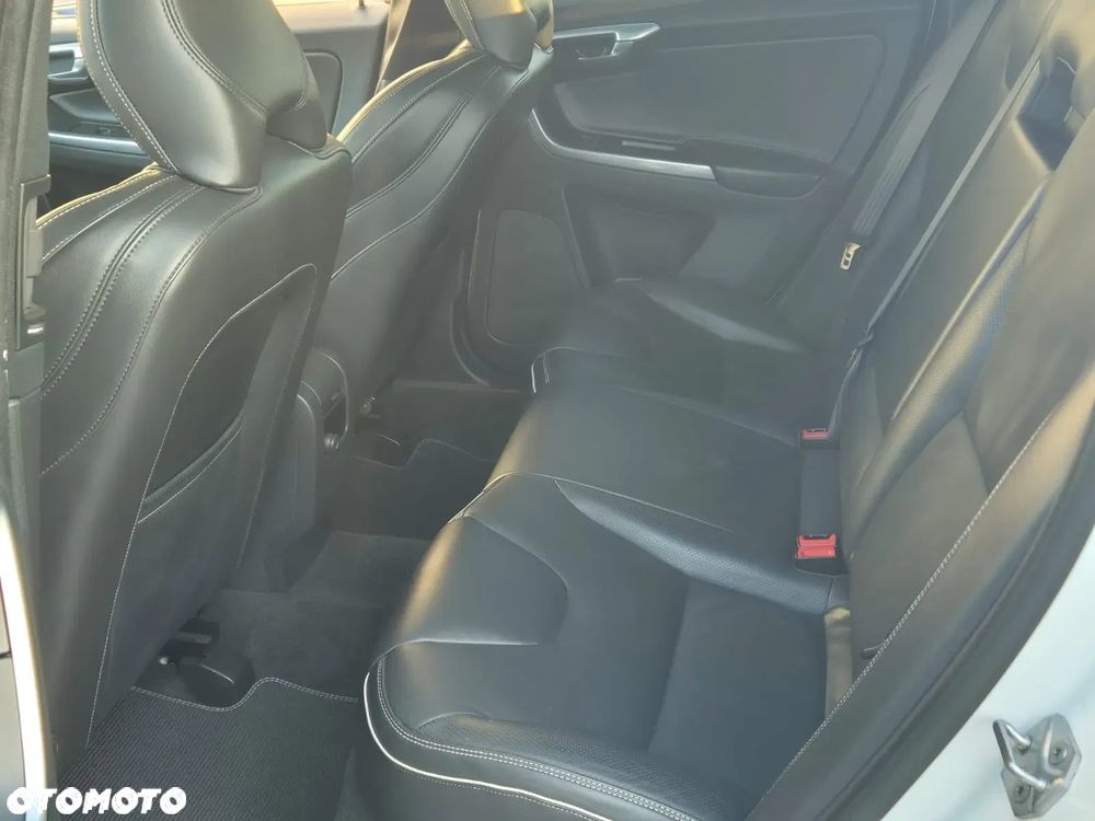 Volvo XC 60 D5 AWD R-Design Momentum - 3