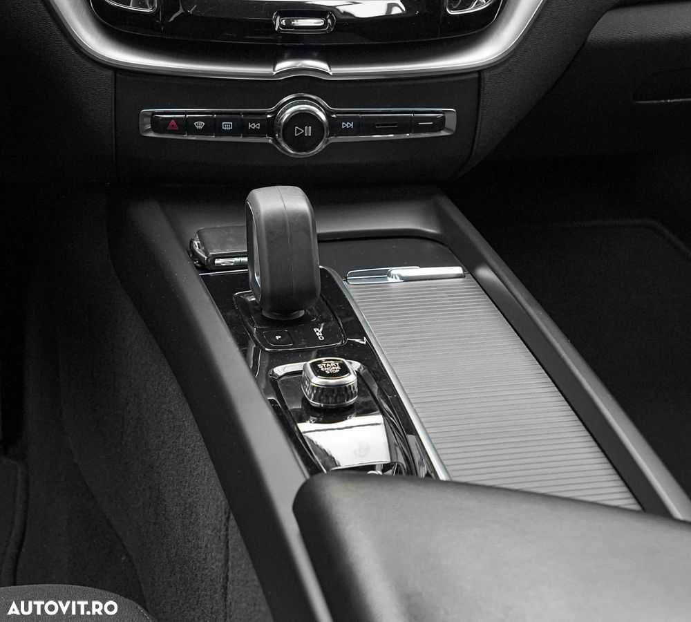 Volvo XC 60 B4 MHEV Momentum Pro - 20