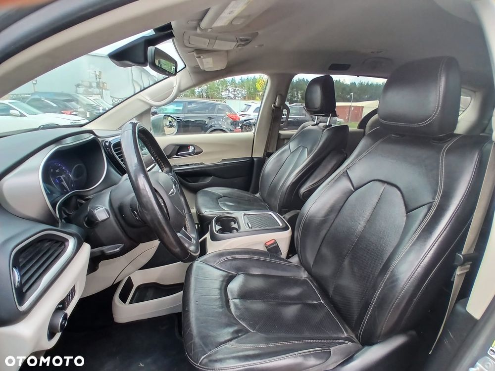 Chrysler Pacifica - 16