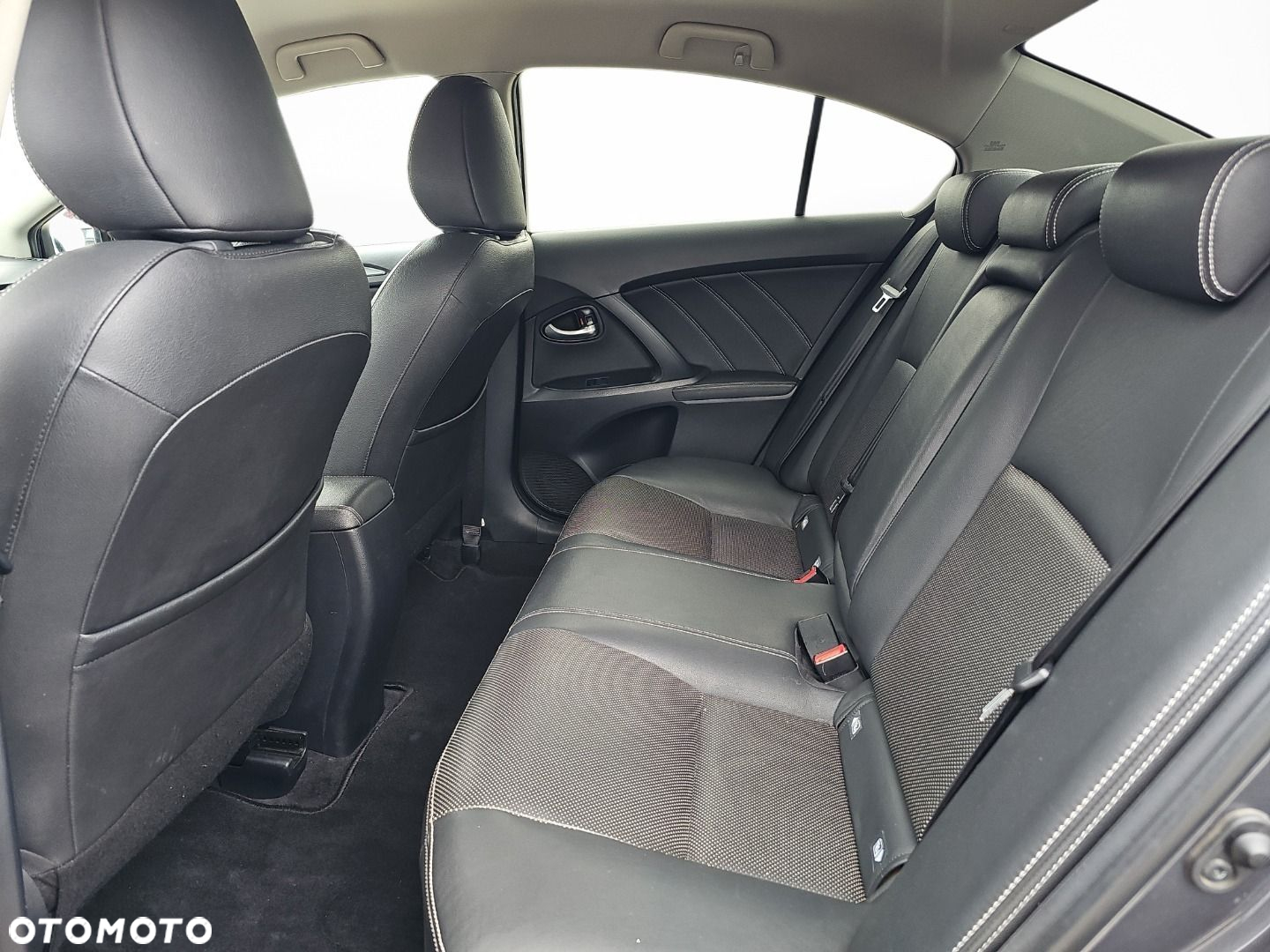 Toyota Avensis 1.8 Premium MS - 9