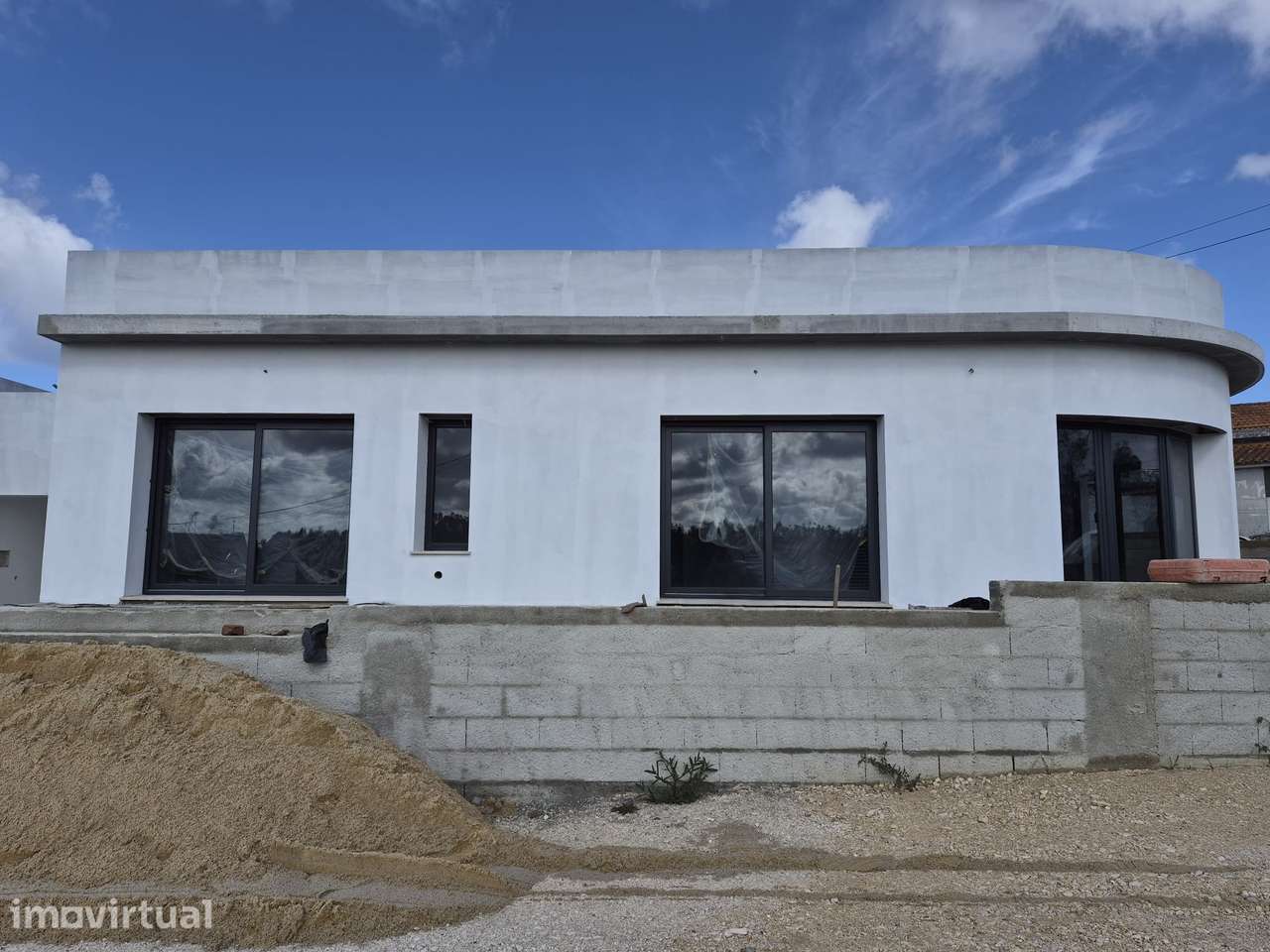 Moradia T3, térrea, geminada com garagem e jardim. Fração "B" - Grande imagem: 2/19