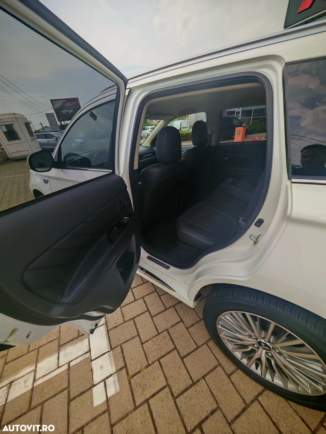 Mitsubishi Outlander PHEV 2.4 L 4X4 Intense - 18