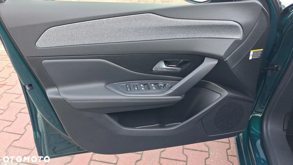Peugeot 308 1.2 mHEV Allure S&S e-DCS6 - 17