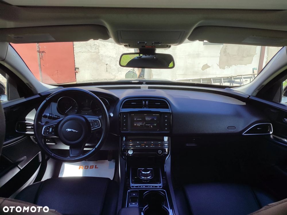 Jaguar XE 2.0 T Prestige - 11