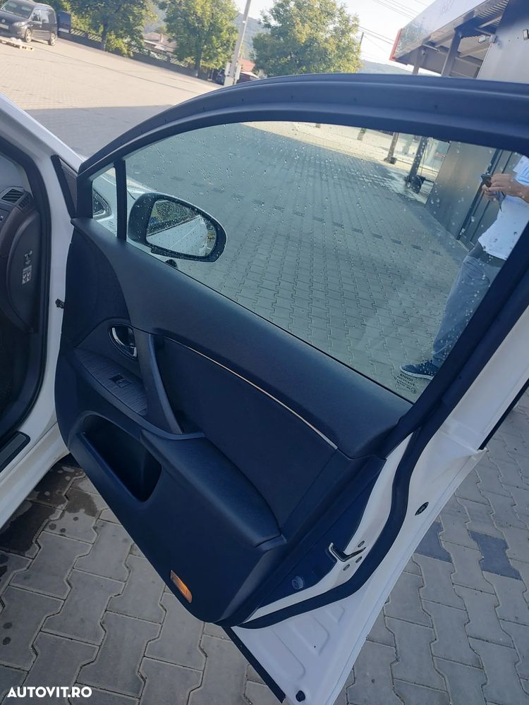 Toyota Avensis - 10