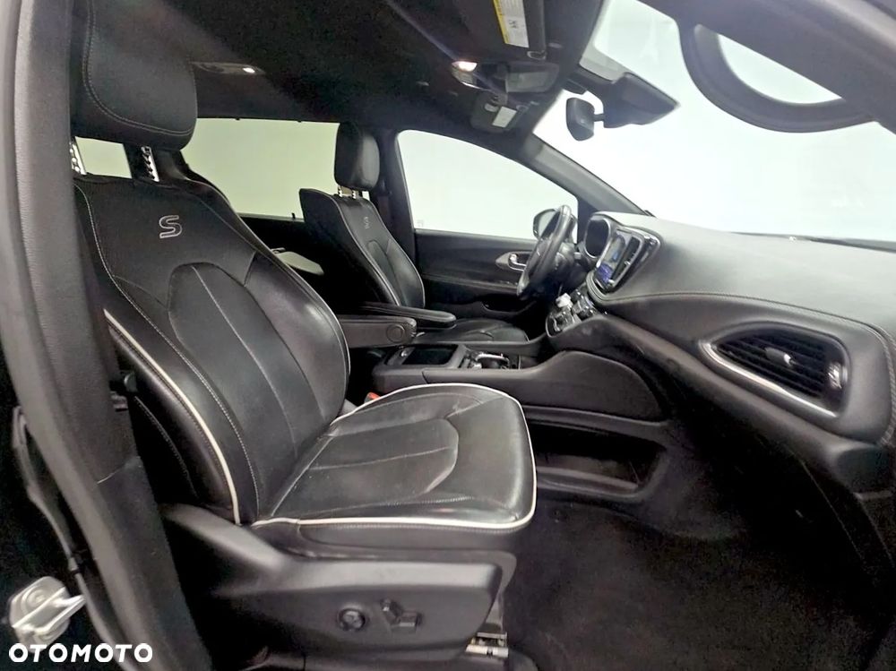 Chrysler Pacifica - 17