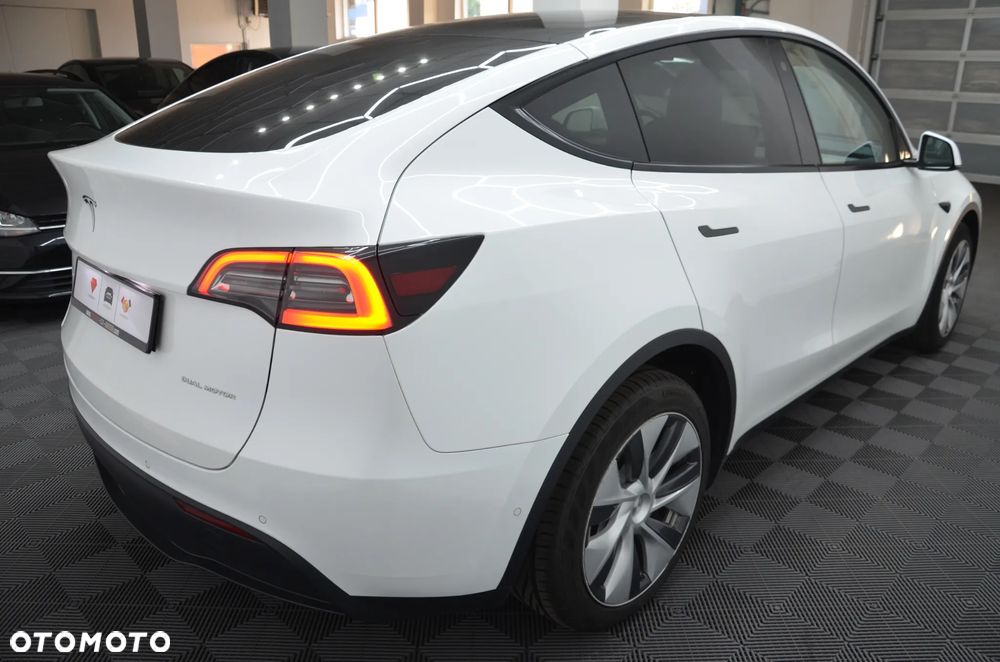 Tesla Model Y Long Range AWD - 8