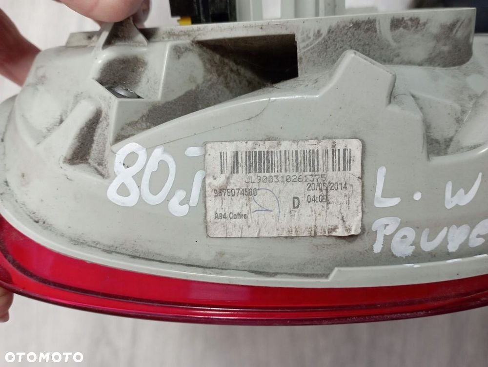 PEUGEOT 2008 LAMPA LEWA TYŁ TYLNA W KLAPĘ 9678074580 - 2