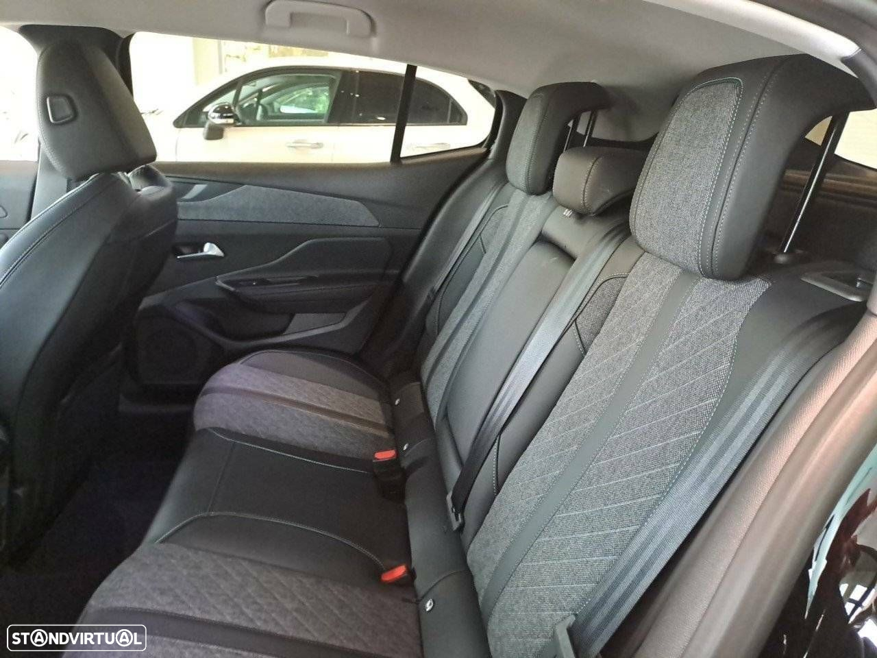 Peugeot 408 1.2 PureTech Allure EAT8 - 10