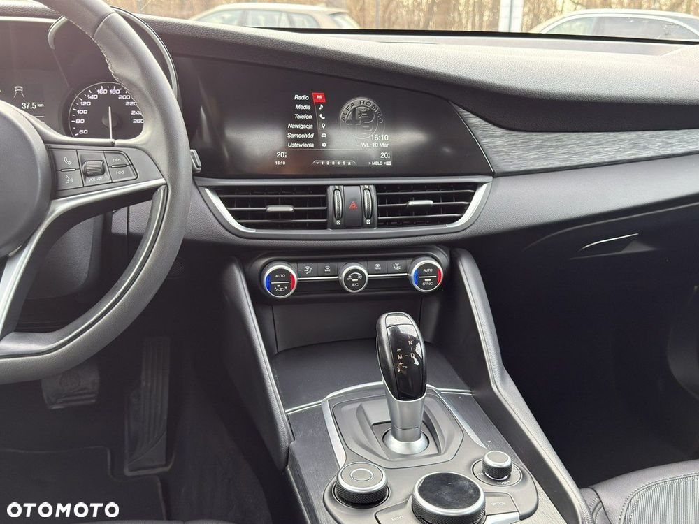 Alfa Romeo Giulia - 25
