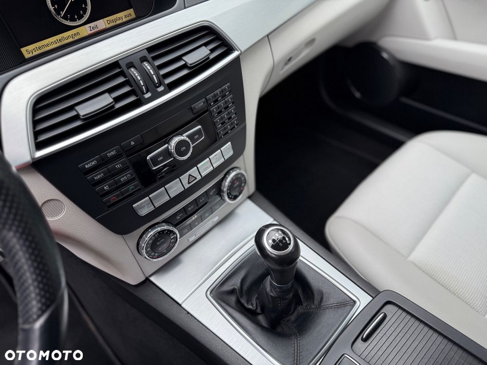 Mercedes-Benz Klasa C 180 CGI BlueEff Avantgarde - 16