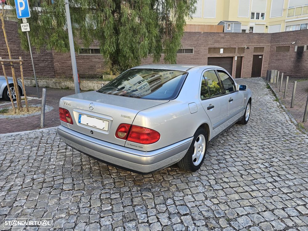 Mercedes-Benz E 220 D Classic - 3