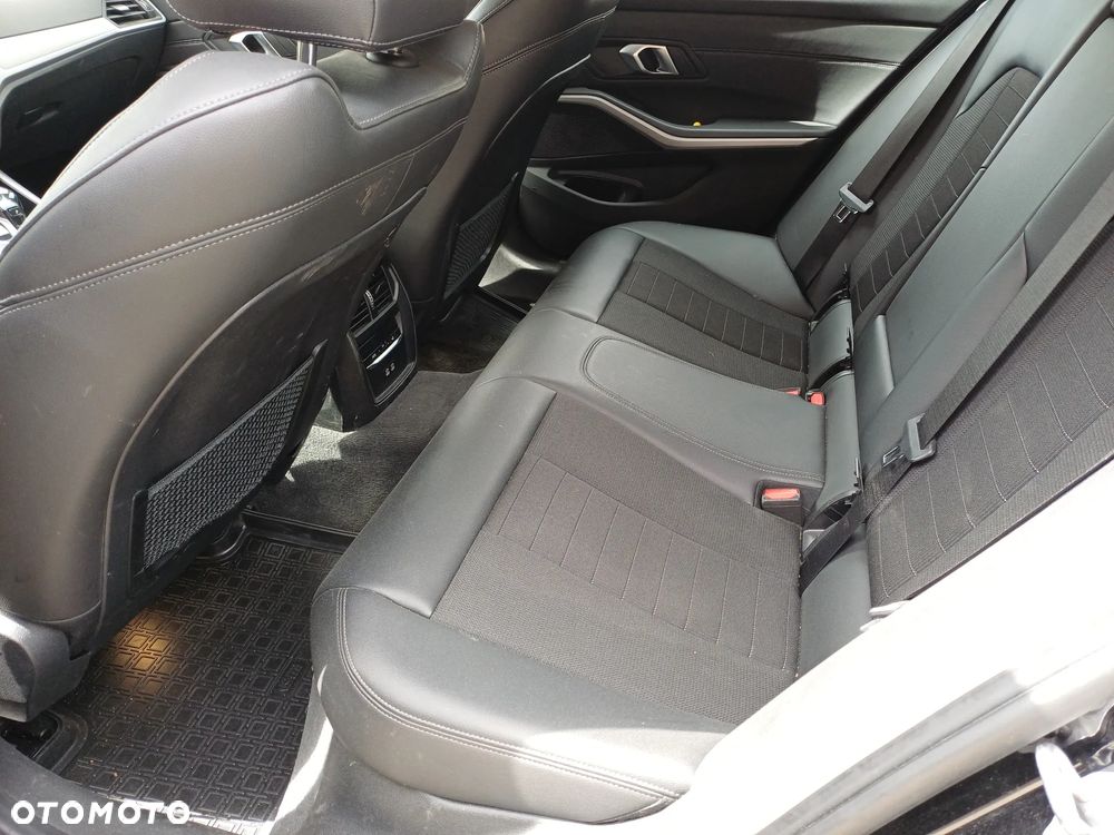 BMW Seria 3 318d mHEV - 9