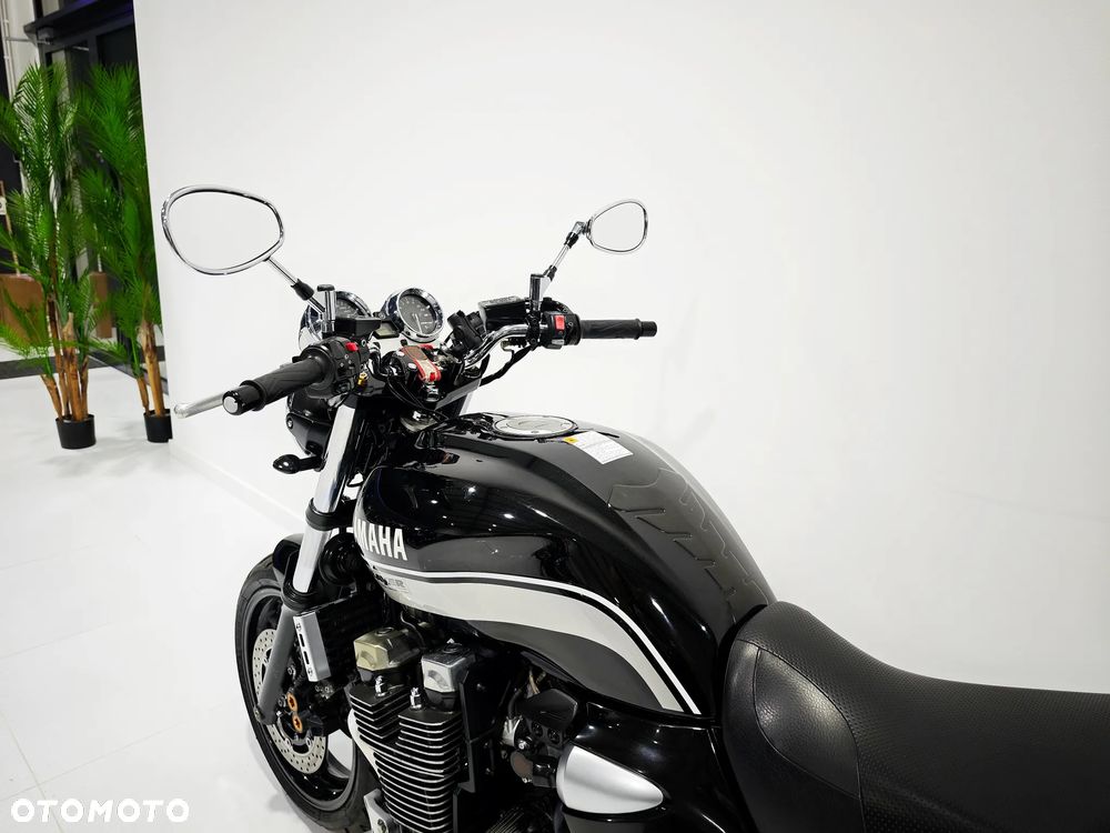 Yamaha XJR - 18