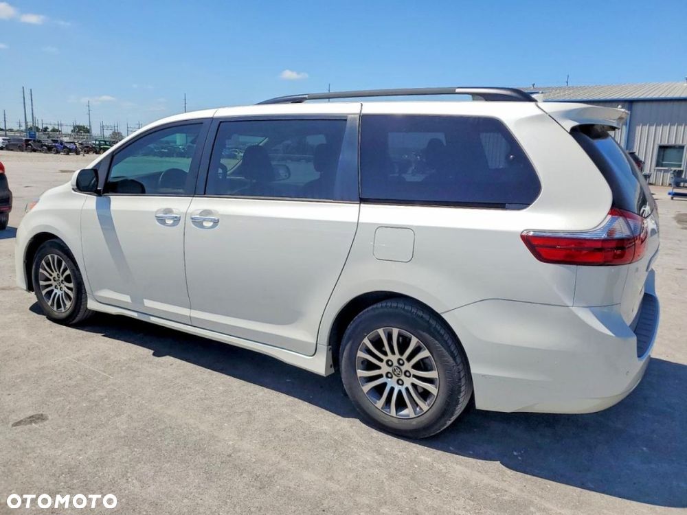 Toyota Sienna - 4