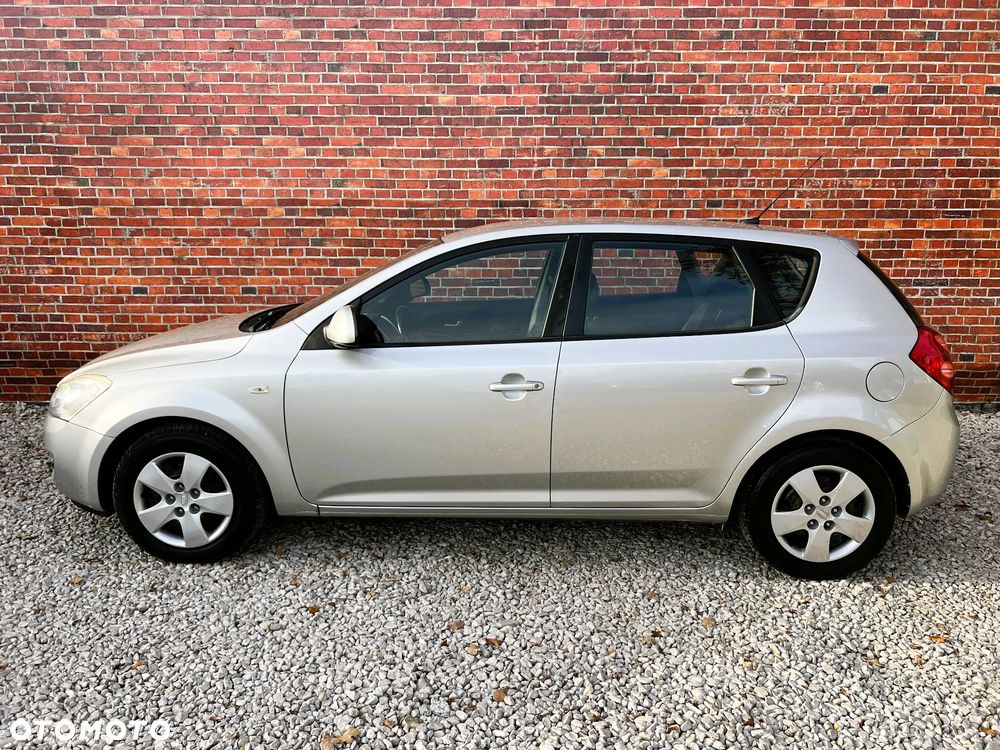 Kia Ceed - 36
