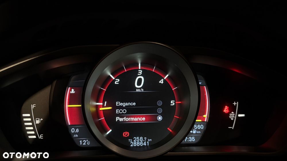 Volvo V40 D2 Drive-E R-Design Kinetic - 17