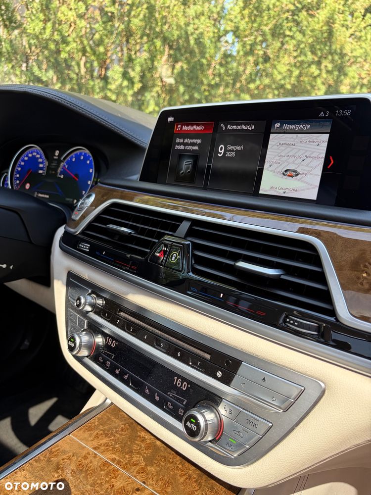 BMW Seria 7 740Li - 34
