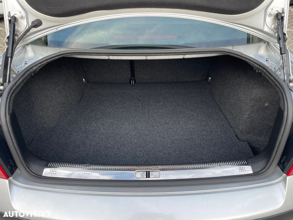 Volkswagen Passat 1.9 TDI Highline - 11