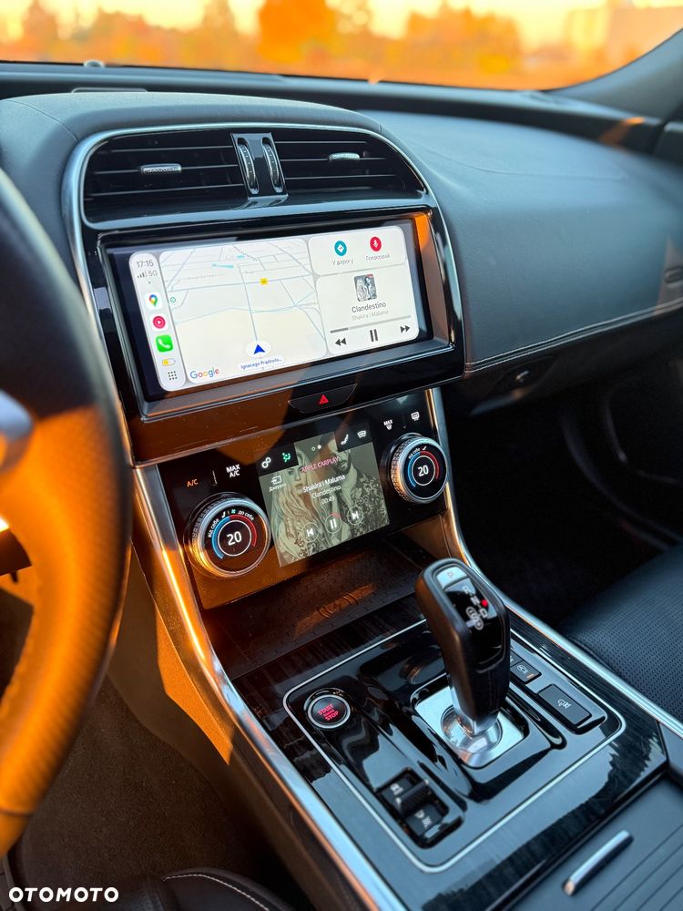 Jaguar XE 2.0 P300 AWD R-Dynamic HSE - 16