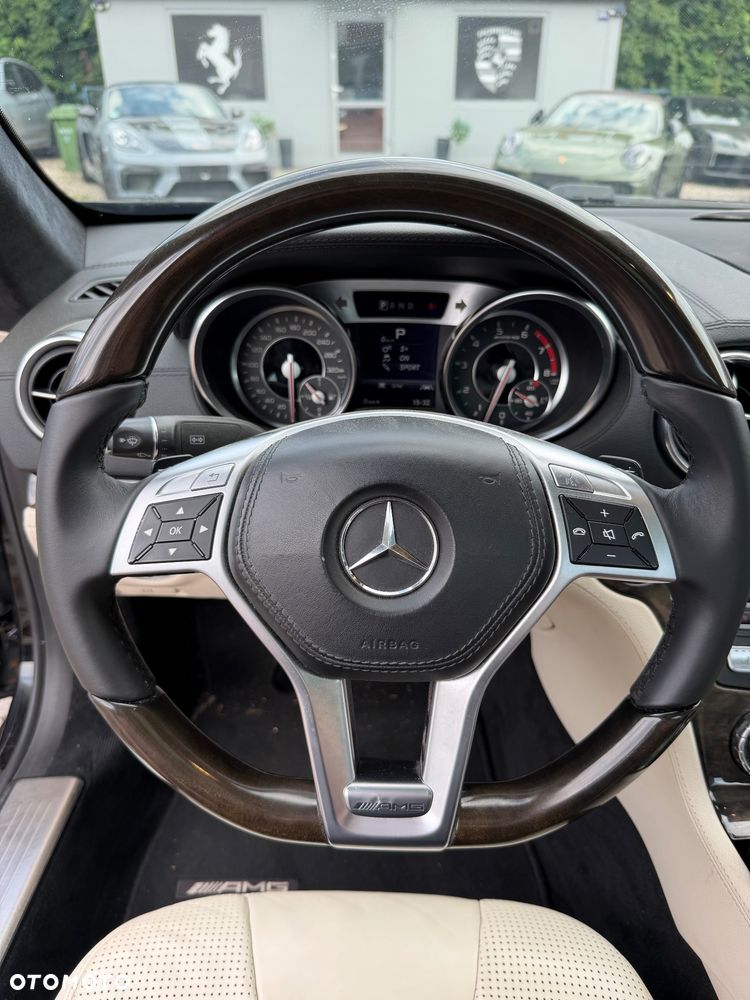 Mercedes-Benz SL 63 AMG - 32