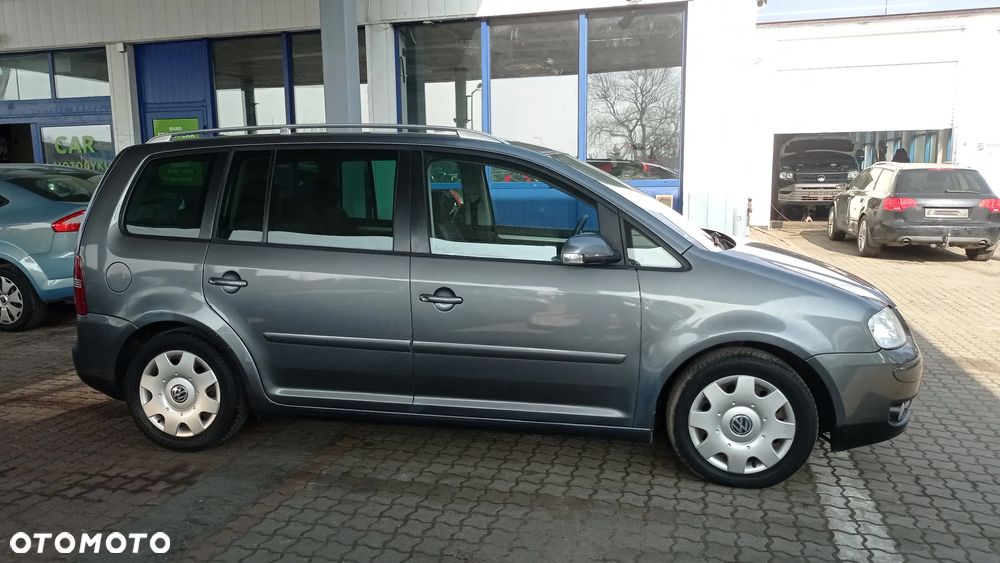 Volkswagen Touran 1.6 FSI Trendline - 19