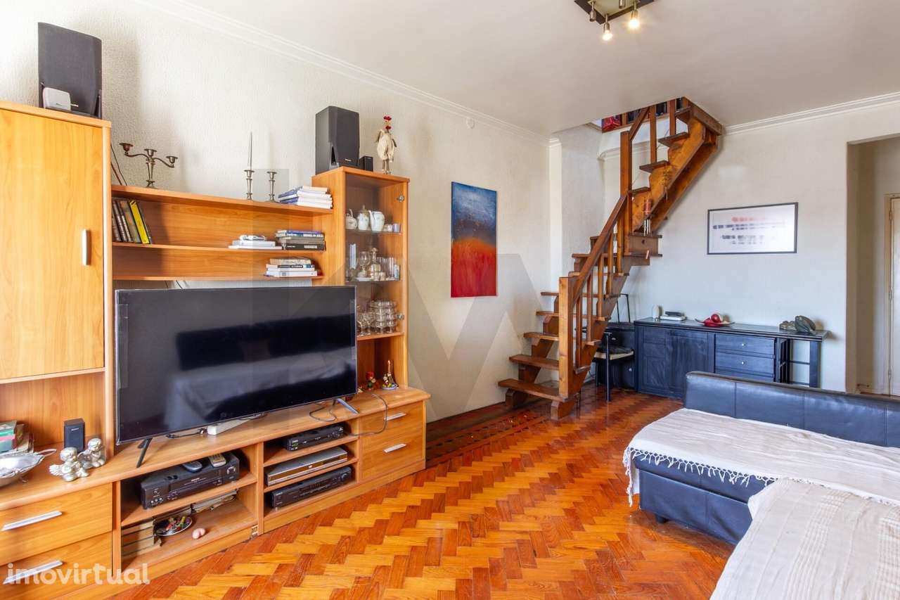 T1 com Terraço  e Sótão | Centro de Almada – Luz Natural e Potencial Ú - Grande imagem: 3/24