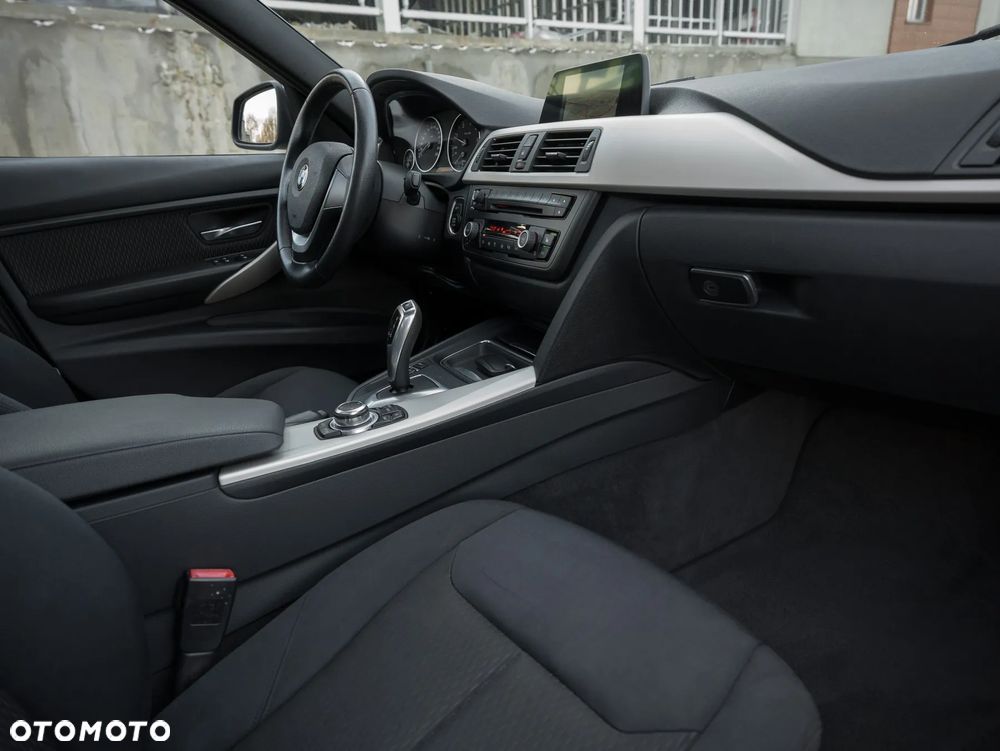BMW Seria 3 318d Blue Performance - 33