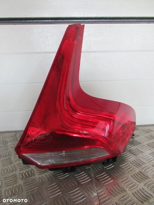 LAMPA TYLNA TYŁ PRAWA VOLVO V40 31395845 2012-