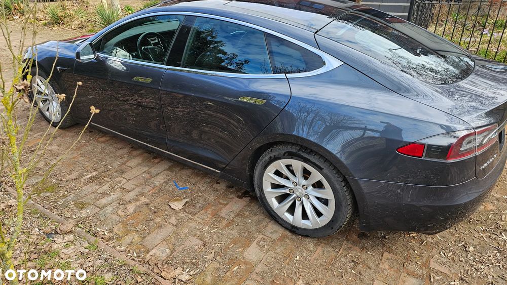 Tesla Model S - 6