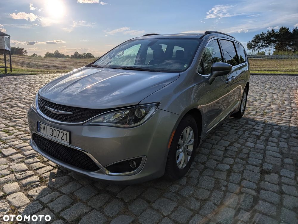 Chrysler Pacifica - 2
