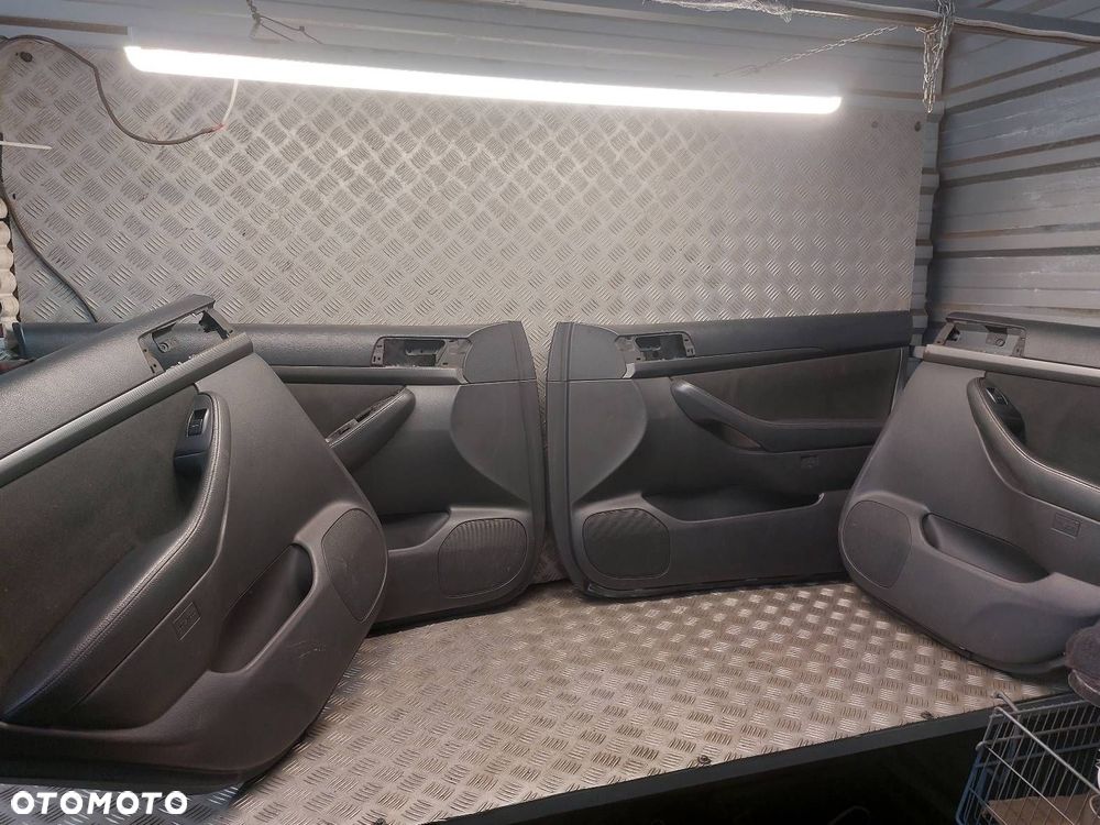 BOCZKI DRZWI KOMPLET TOYOTA AVENSIS T25 HATCHBACK - 1