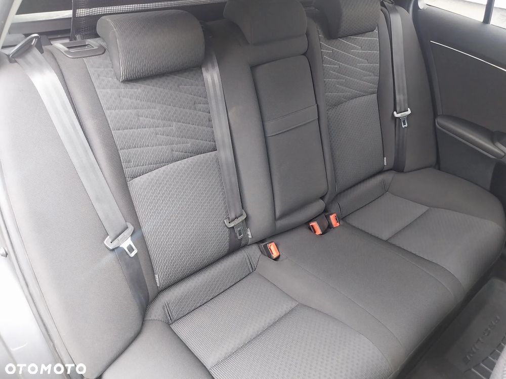 Toyota Avensis 2.0 Executive - 8