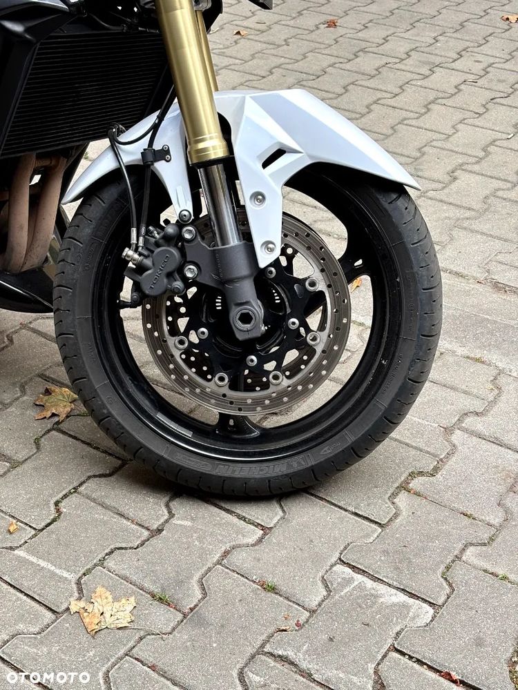 Suzuki GSR - 3